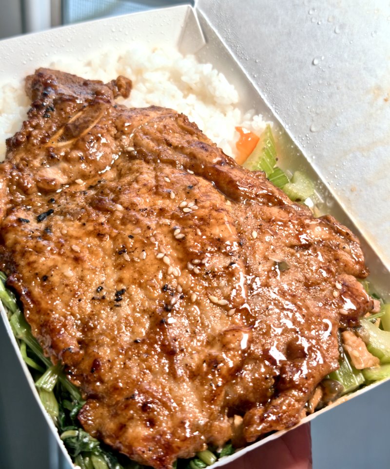 上野烤肉飯 烤排骨厚度特寫