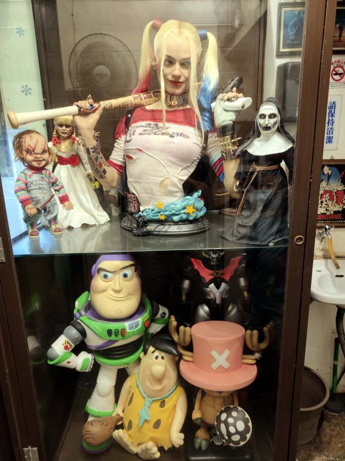 全家大小在公仔環繞下享用美食