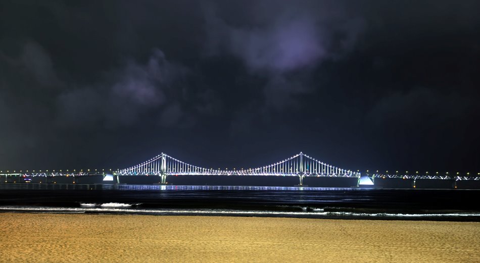 釜山廣安里海浪與璀璨廣安大橋夜景,是來到韓國旅遊必訪的海景聖地