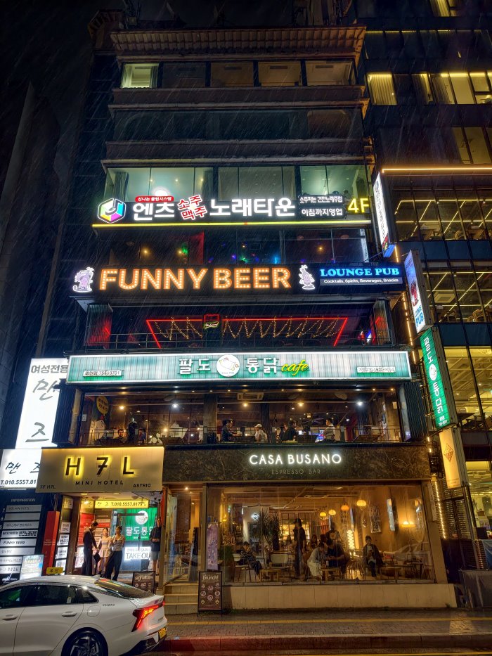 廣安八道全雞位於廣安里海濱路建築物二樓,外觀招牌與可愛的小雞 Logo