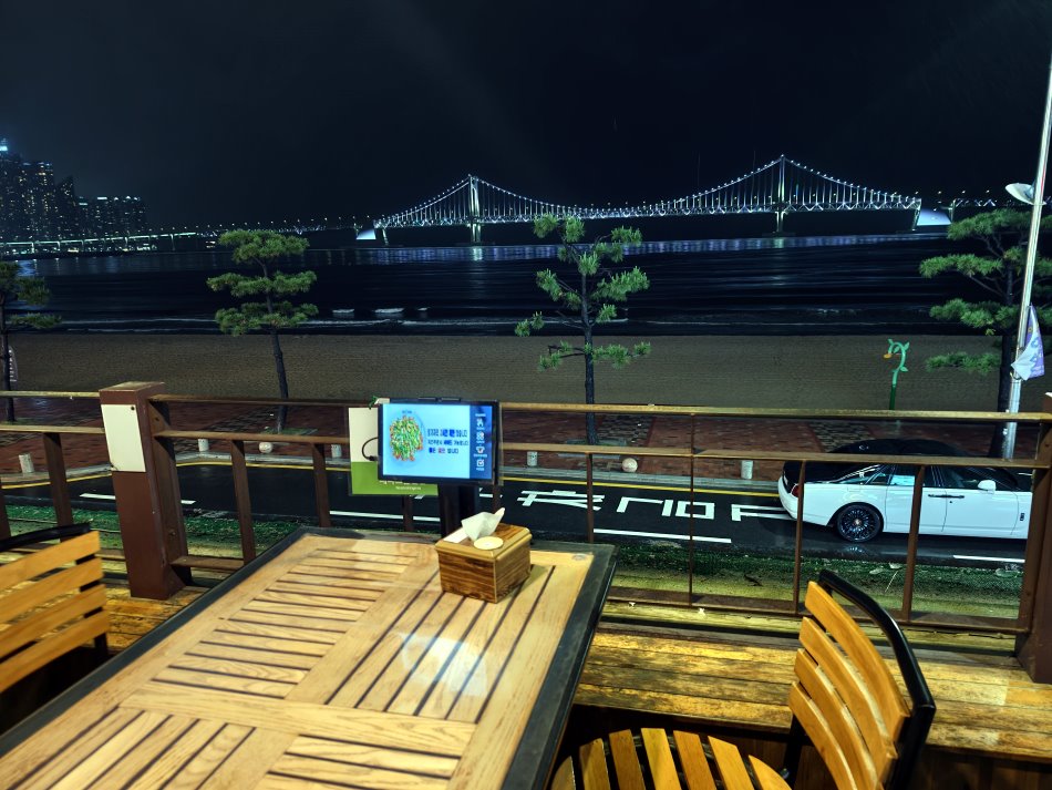 廣安八道全雞半露天海景第一排座位,能直視沒有玻璃遮蔽的廣安大橋無敵海景