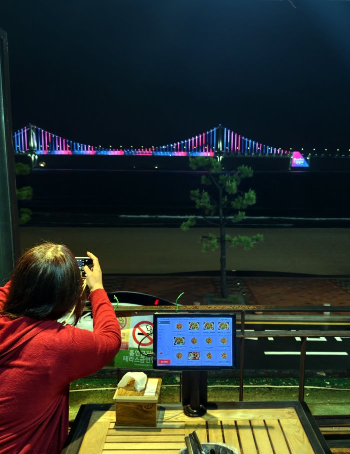 從半露天景觀座位拍攝璀璨廣安大橋夜景,是看海與看無人機表演的夢幻觀賞點