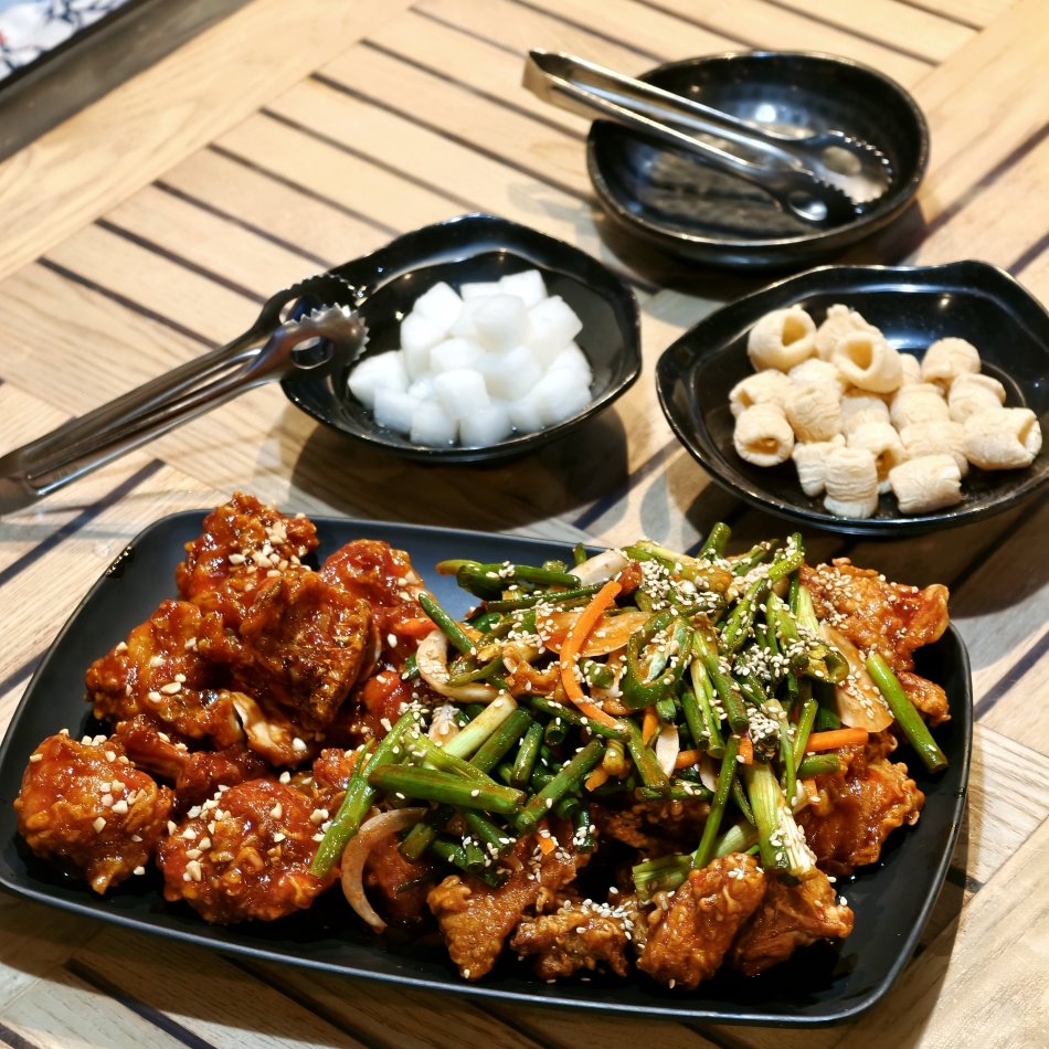 八道全雞鎮店之寶招牌蔬菜全雞,加入大量青蔥與爽脆蔬菜大火拌炒超級解膩