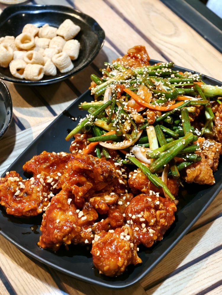 色澤誘人、撒滿堅果碎丁的洋釀口味,外層裹著甜鹹適中的濃厚醬汁