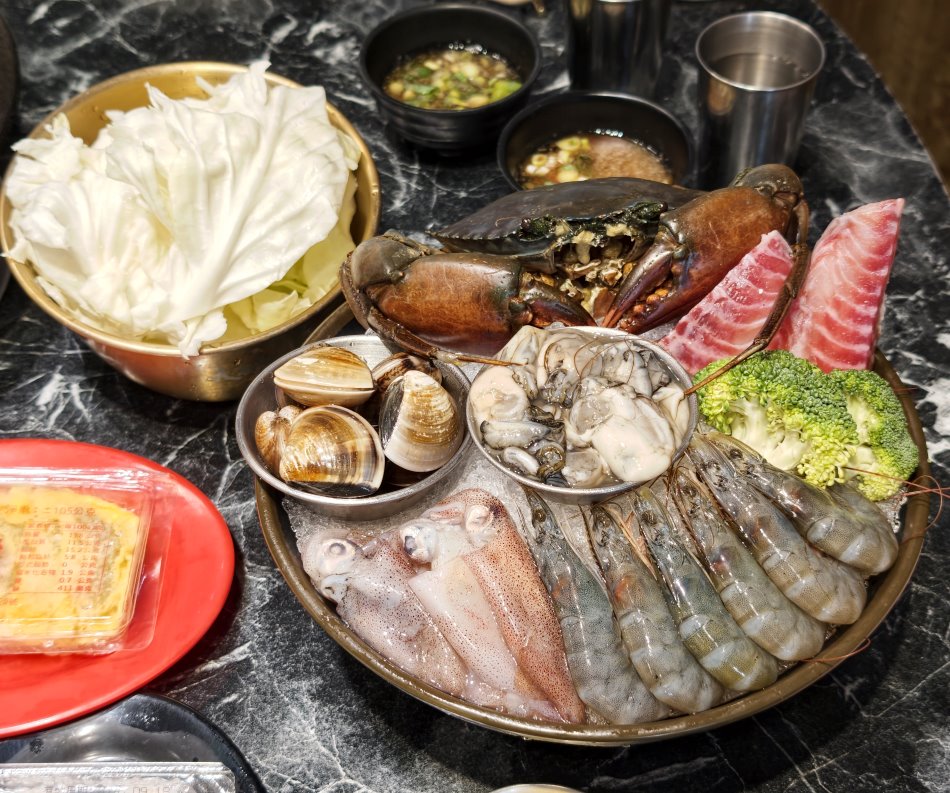 特寫飽滿鮮蚵與透亮小捲等新鮮海鮮食材
