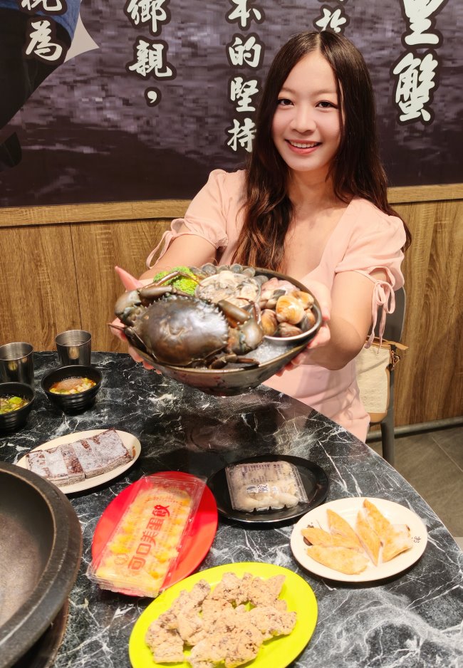 端著澎湃海鮮大拼盤的實拍合照