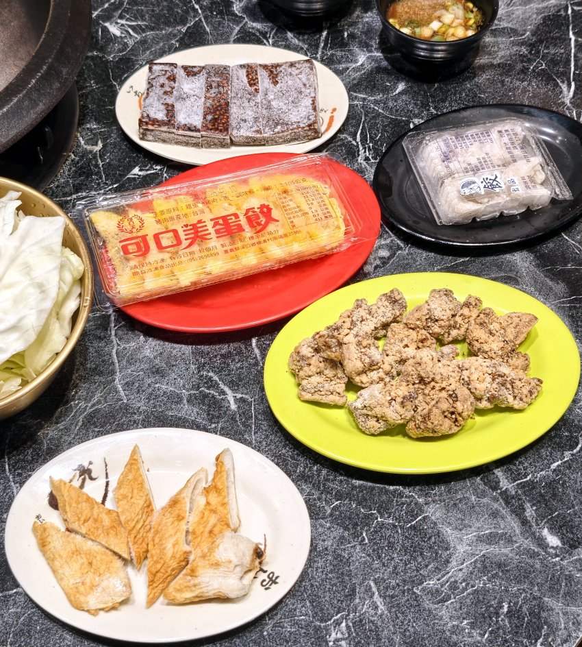 擺滿排骨酥蛋餃米血甜不辣的澎湃桌面