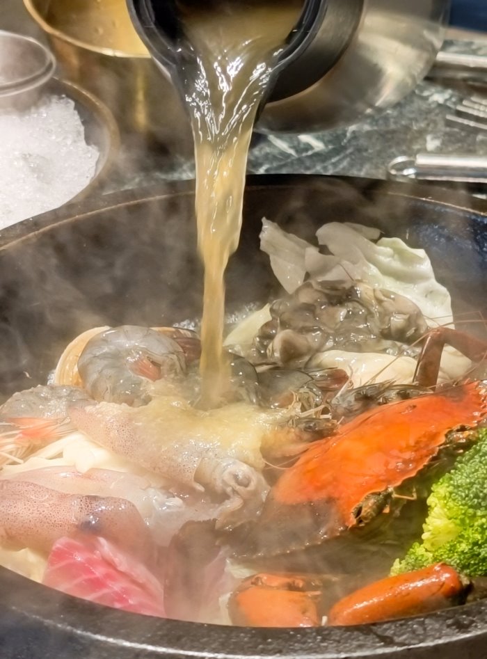 倒入特製大骨高湯沖入石頭火鍋中