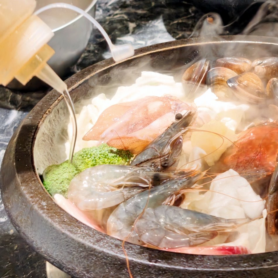 爆炒火鍋過程淋上米酒提味去腥