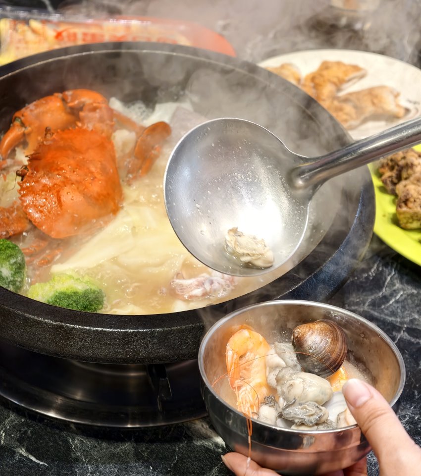 用湯匙舀起肥美鮮蚵盛入海鮮小碗中