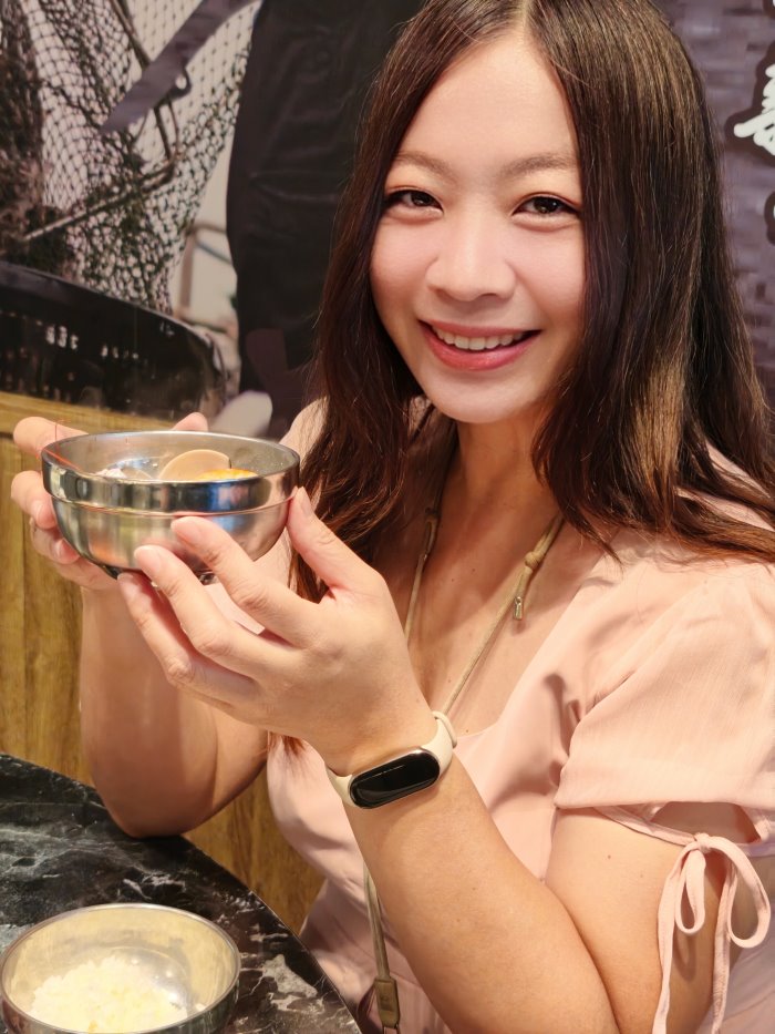 端著滿滿海鮮小碗的開心開吃實拍