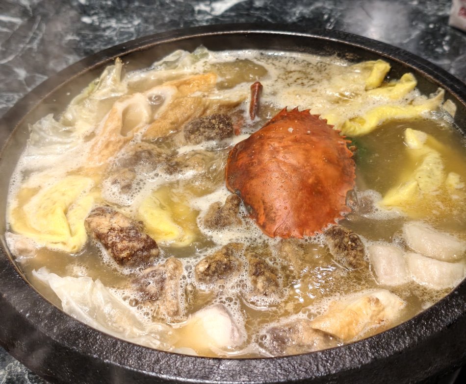 煮滿排骨酥甜不辣與螃蟹的海陸石頭火鍋全景