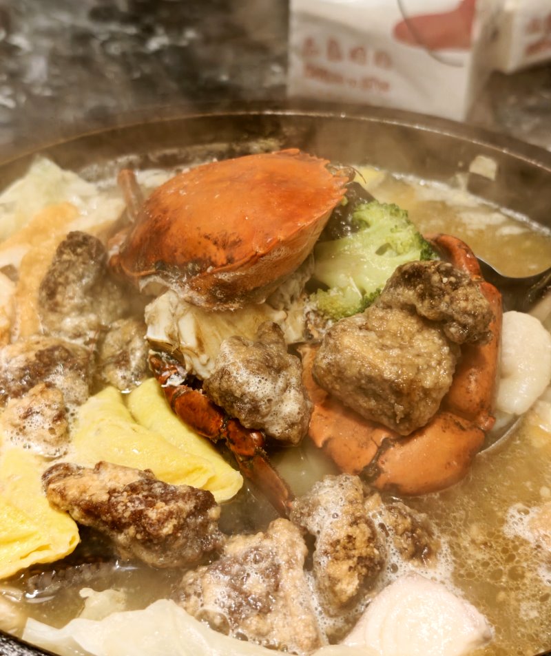 紅潤螃蟹與爆香排骨酥慢火滾沸石頭火鍋