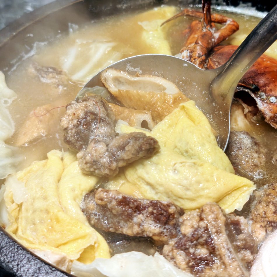 湯匙舀起吸滿精華湯汁的蛋餃排骨酥與竹輪