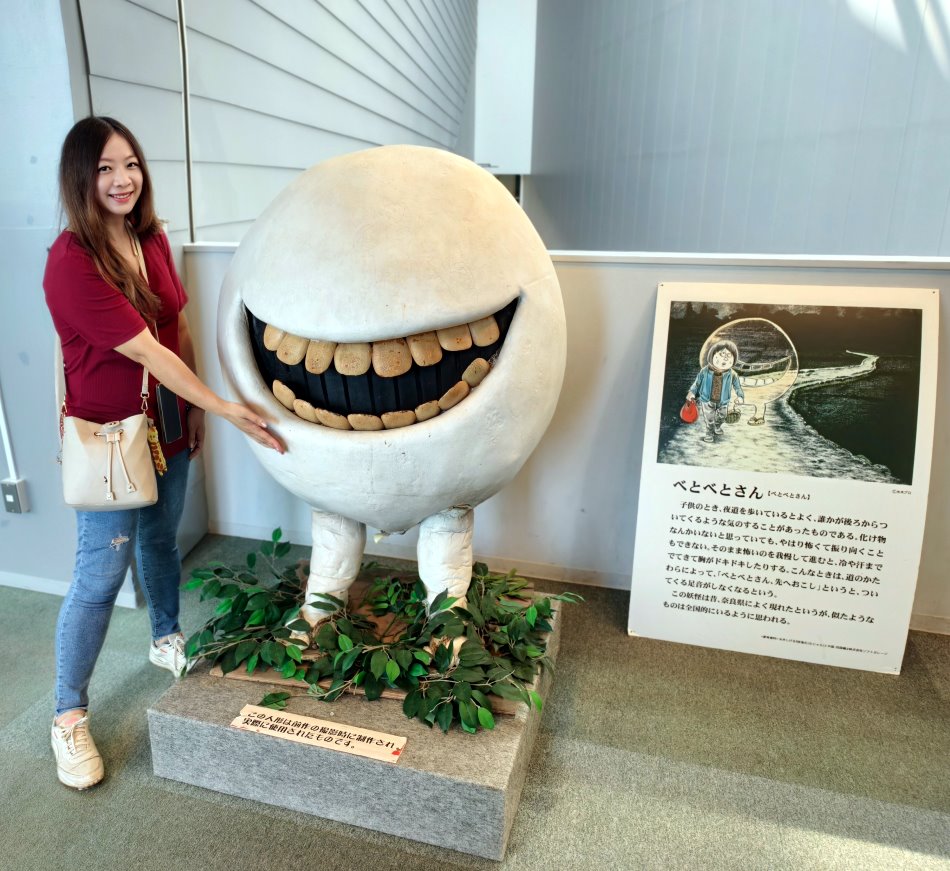張拉整體結構白色幾何塔內合影