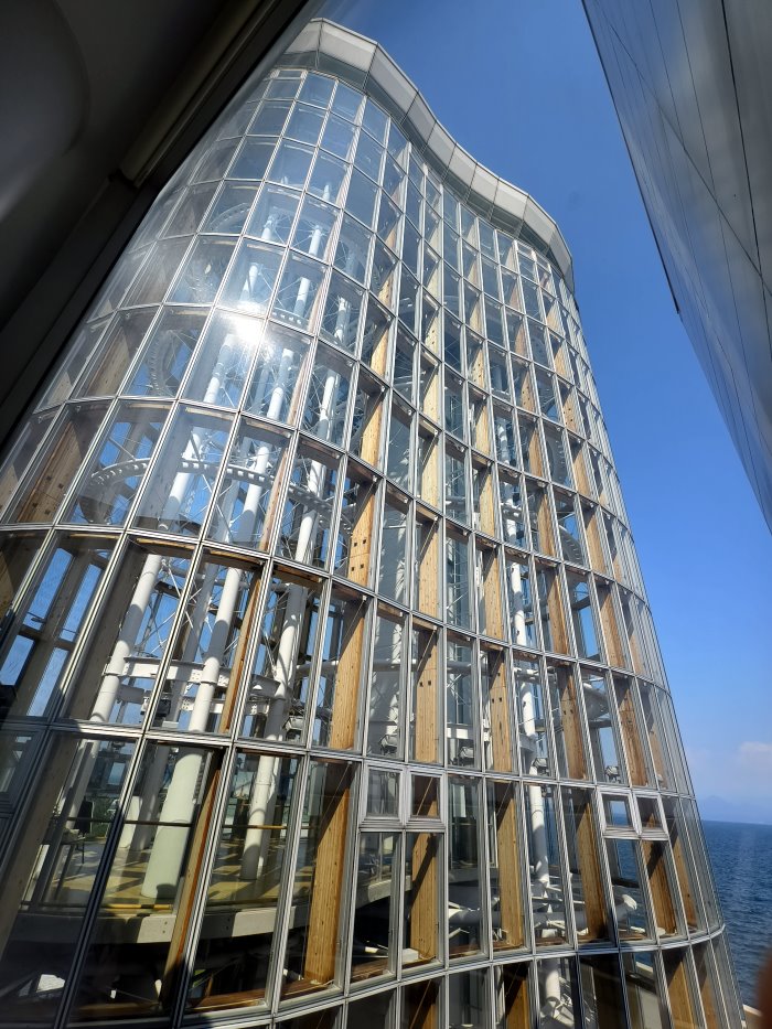 展望台內使用望遠鏡觀賞海景