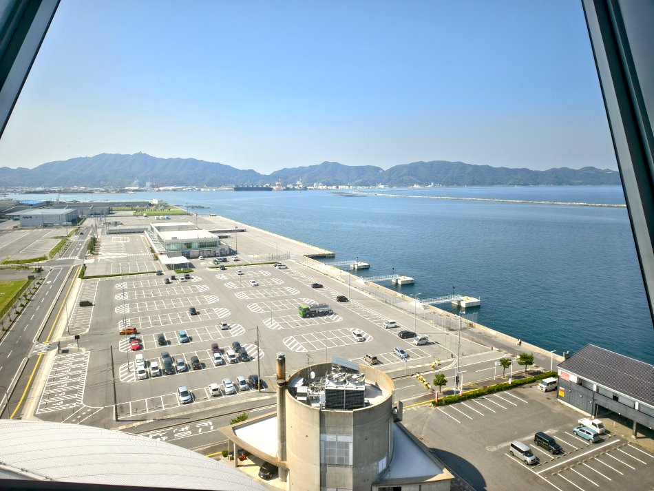 展望台內靠欄杆看海賞景