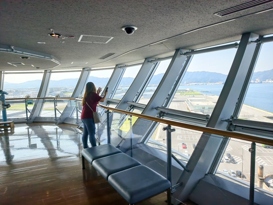 俯瞰弧形臨海步道與周邊建築