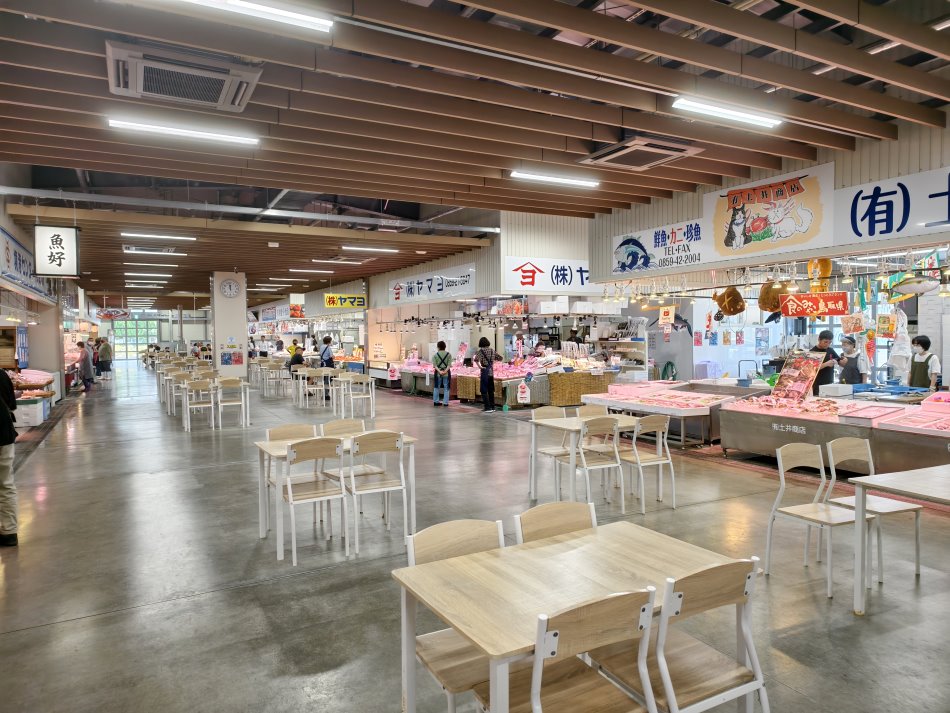 市場內寬敞的自由用餐區