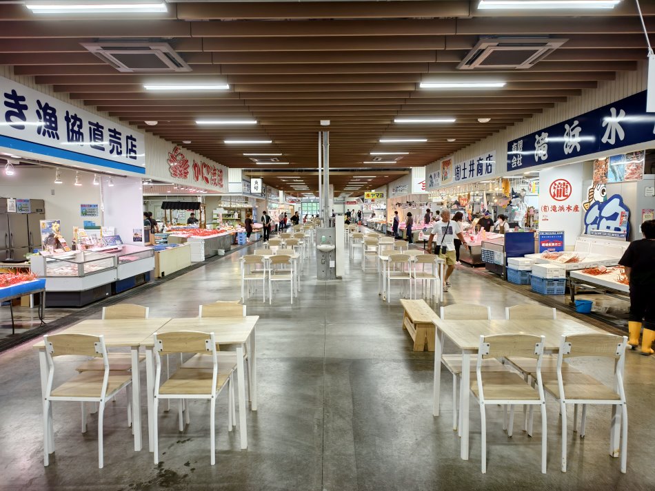 縱深寬敞的公共用餐座位