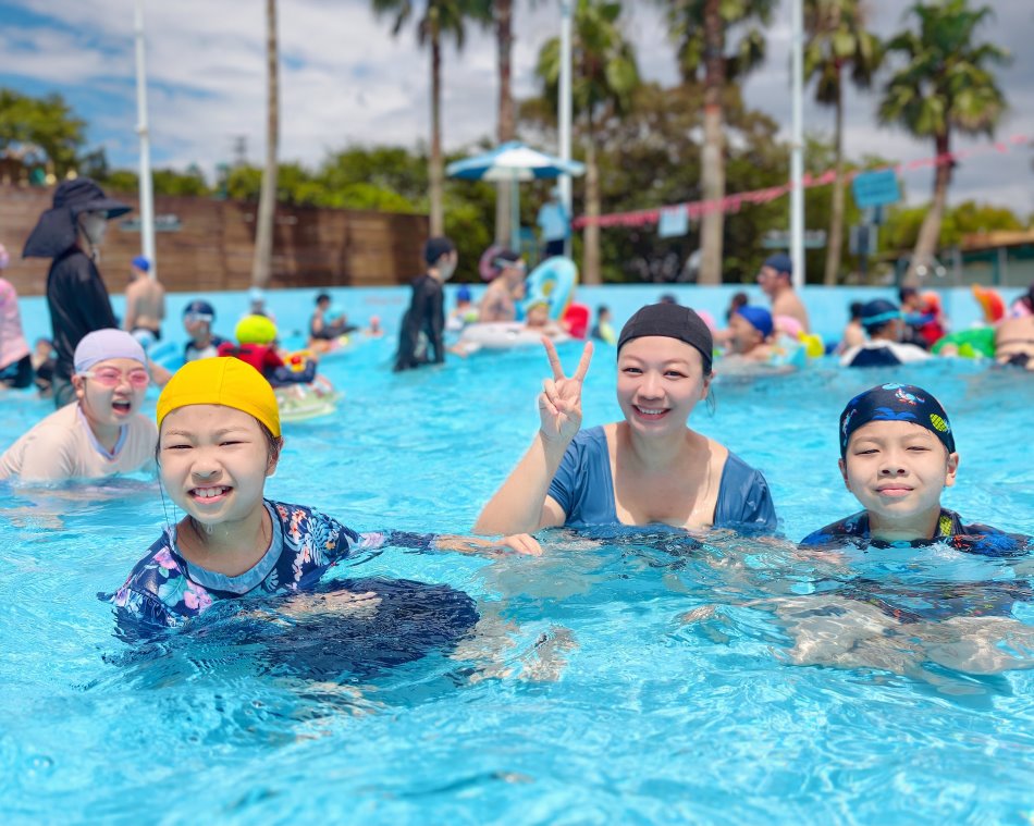 全家在造浪池開懷合照