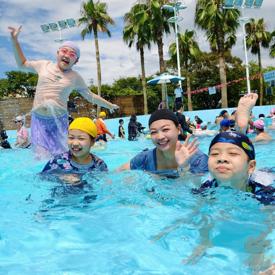 親子造浪池歡樂戲水特寫