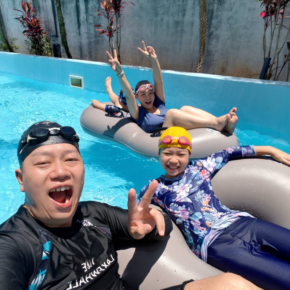 全家人在漂漂河歡樂自拍合照