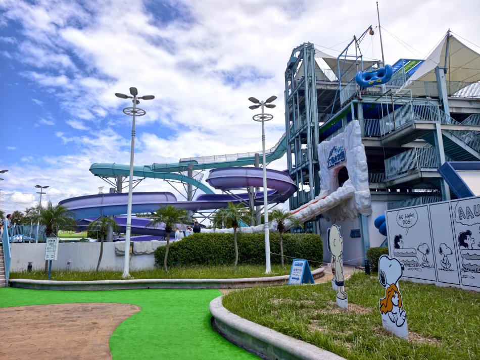 高空滑道大樓與各式滑道全景