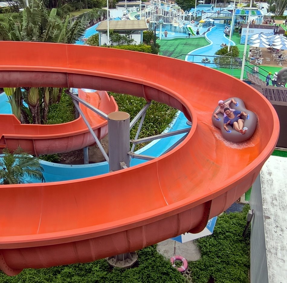 橘色高空螺旋滑水道全景