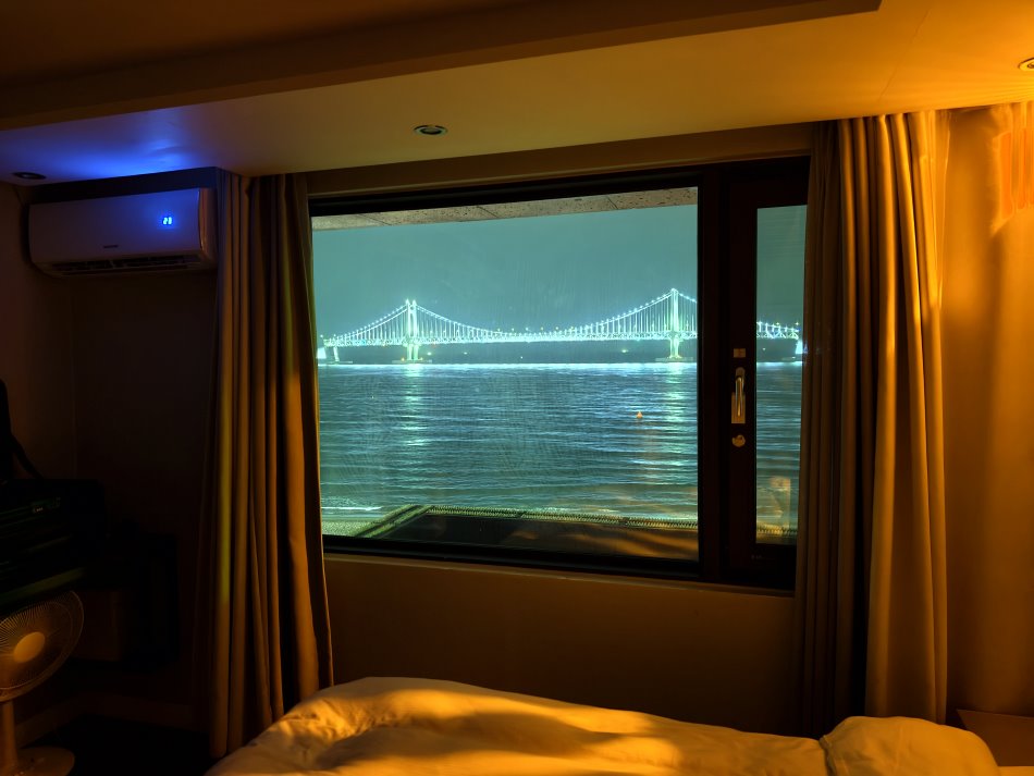 釜山廣安里 SEAYOU 飯店 房間夜晚燈光與廣安大橋夜景