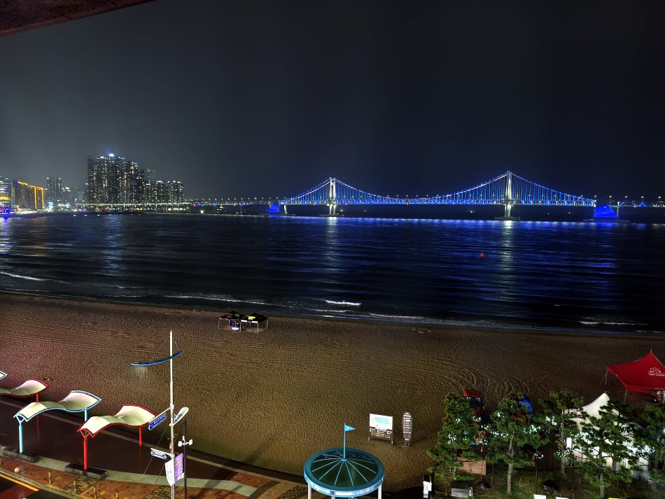 釜山廣安里 SEAYOU 飯店 房內夜景全景與高樓群
