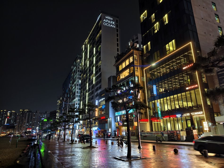 廣安里海邊街道夜景與特色店家