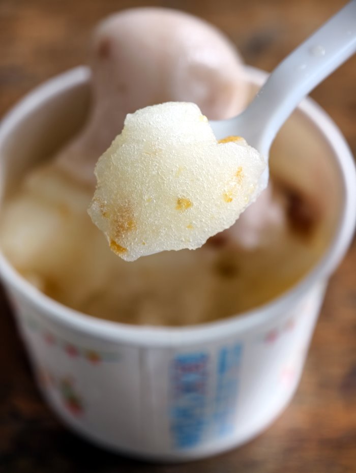 牛伯冰坊騎樓下的木桌椅用餐區