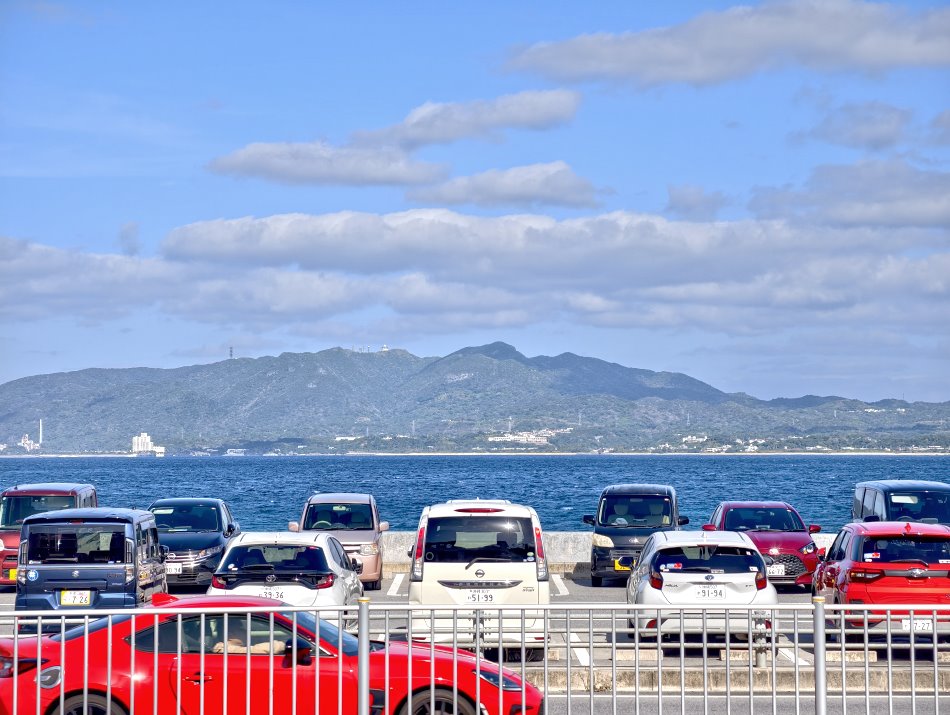 許田休息站海側停車場與湛藍海景
