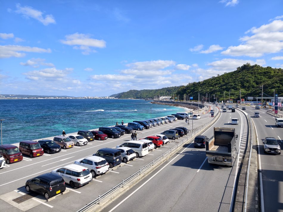 天橋俯瞰國道58號與許田休息站海岸線全景