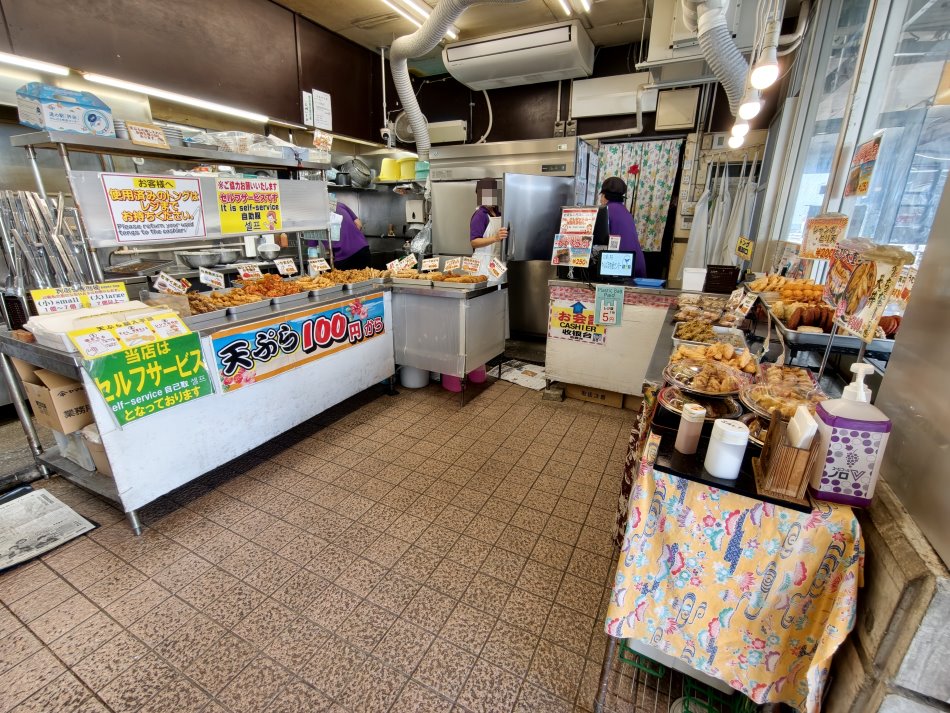 天婦羅專賣店內自助夾取區與出爐檯面