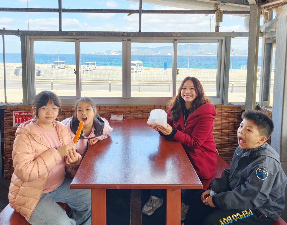全家人於許田休息站二樓露台享用天婦羅海景美食