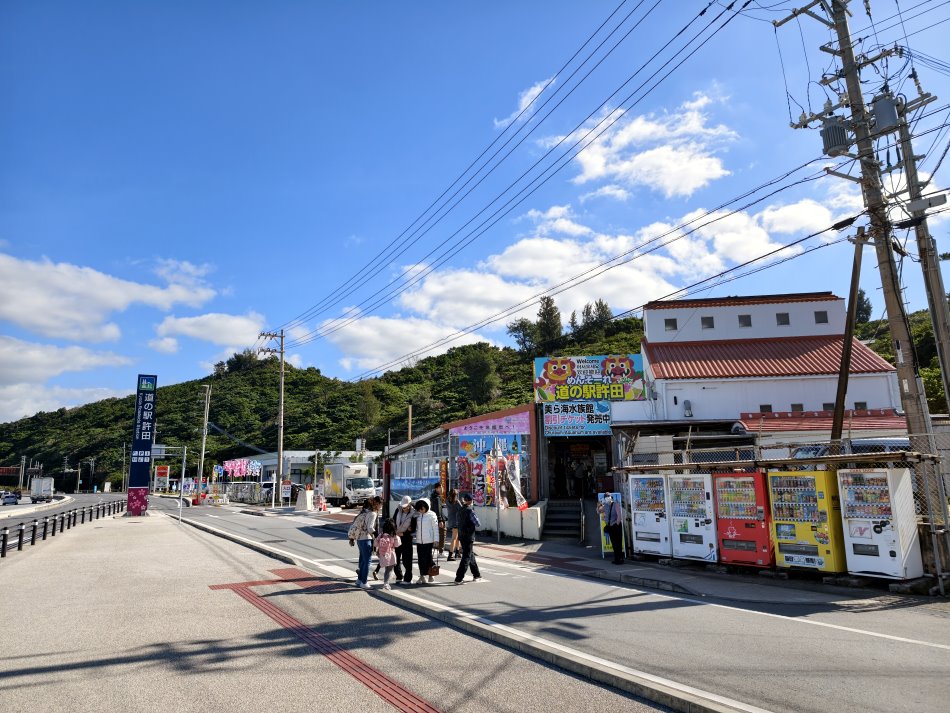 許田休息站戶外道路與藍天雲朵風景