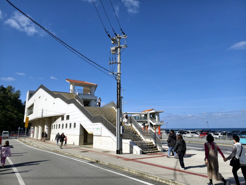 直通海邊的白色天橋與展望露台建築