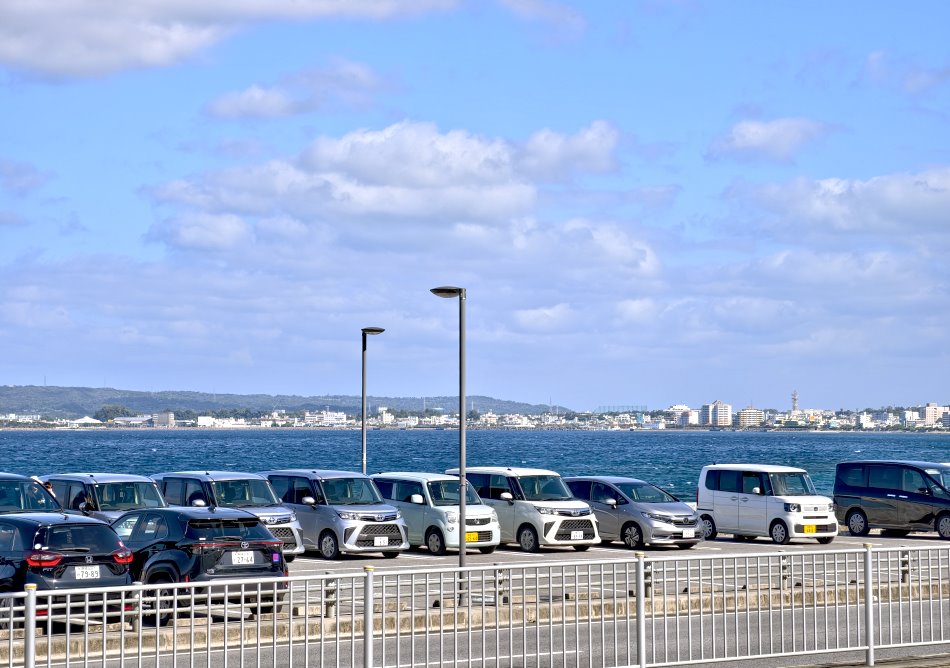 直面名護灣的海側停車區與漸層海水