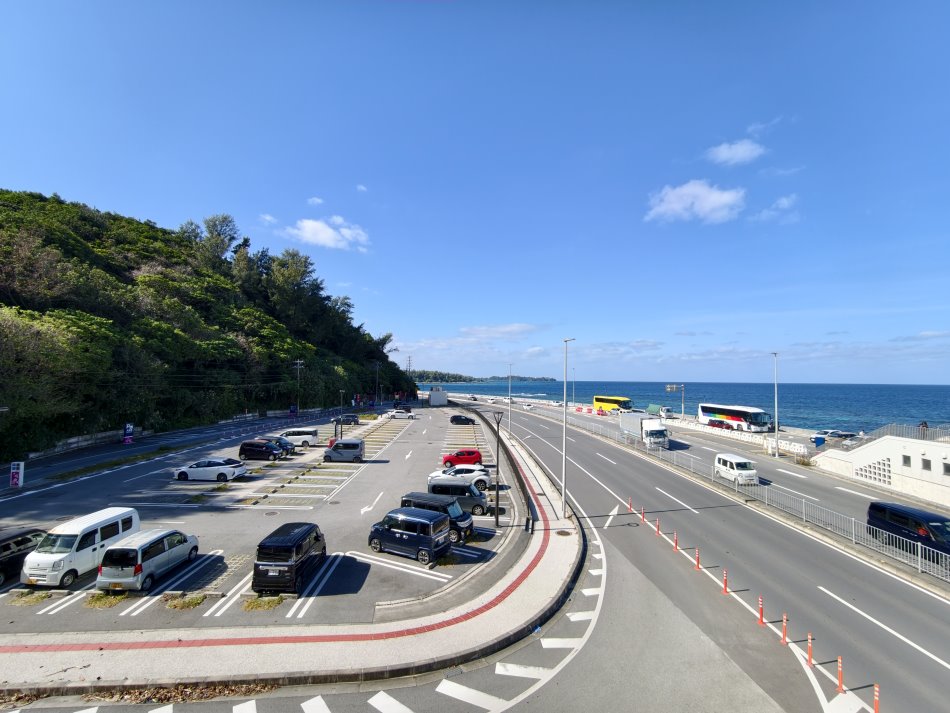 天橋頂端俯瞰國道58號公路與南北向車流