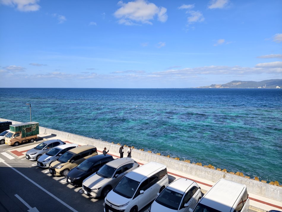 名護灣清透海澈的果凍藍海岸景致特寫
