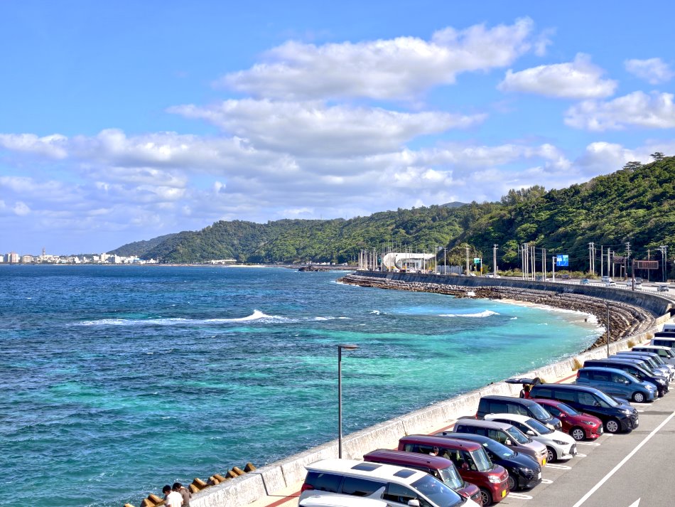 弧形名護灣海岸線與湛藍波光風光