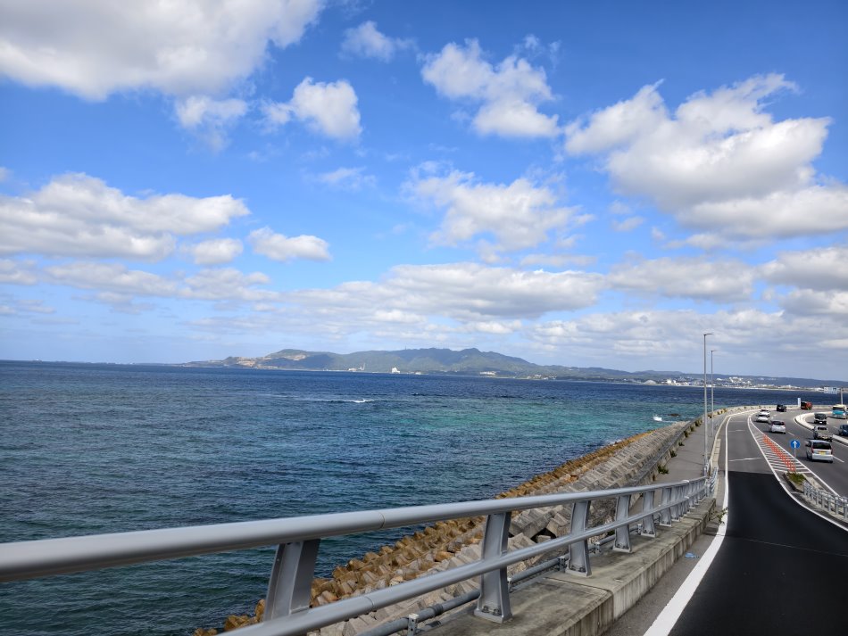 許田休息站天橋展望公路車流與漸層藍名護灣海景