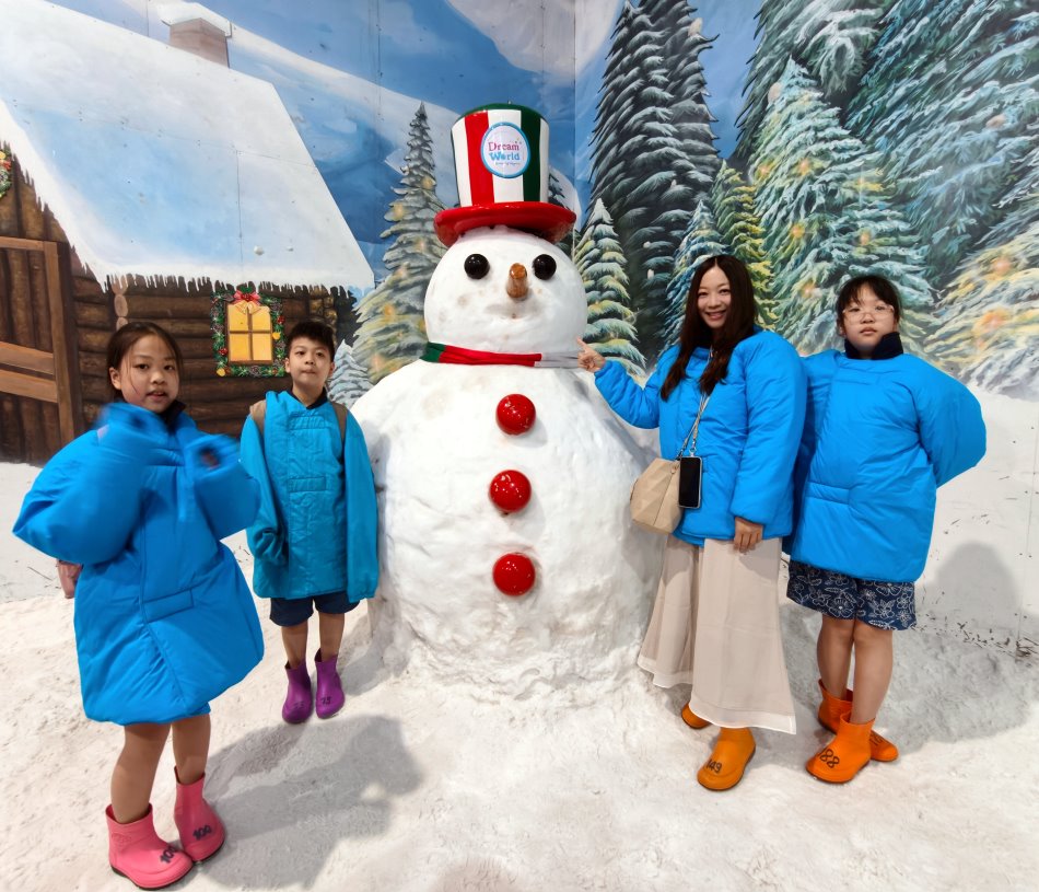 曼谷夢幻世界雪城內穿著防寒雪衣合影