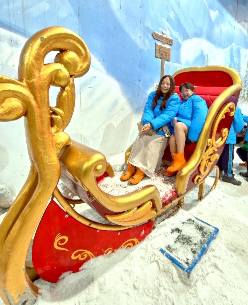 曼谷夢幻世界雪城夢幻紅色雪橇合影