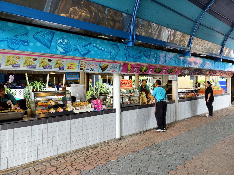 曼谷夢幻世界美食街展示櫃與點餐區