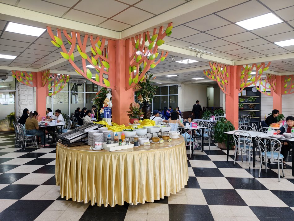 曼谷夢幻世界室內自助餐廳寬敞用餐環境