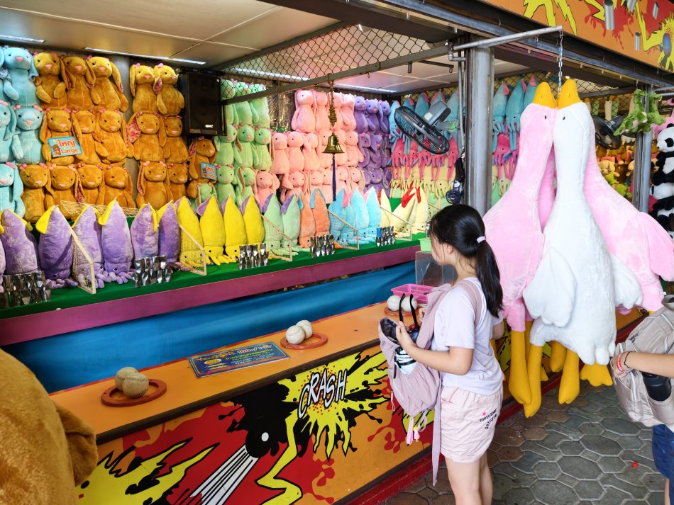 曼谷夢幻世界投球遊戲攤位與巨型玩偶獎品