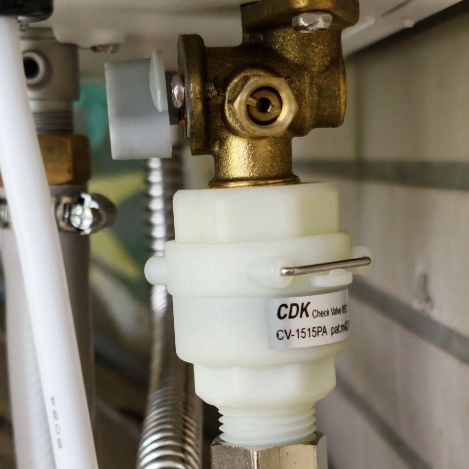 冷水進水管確實安裝 CDK 進水逆止閥，保障熱水器管路與用水安全